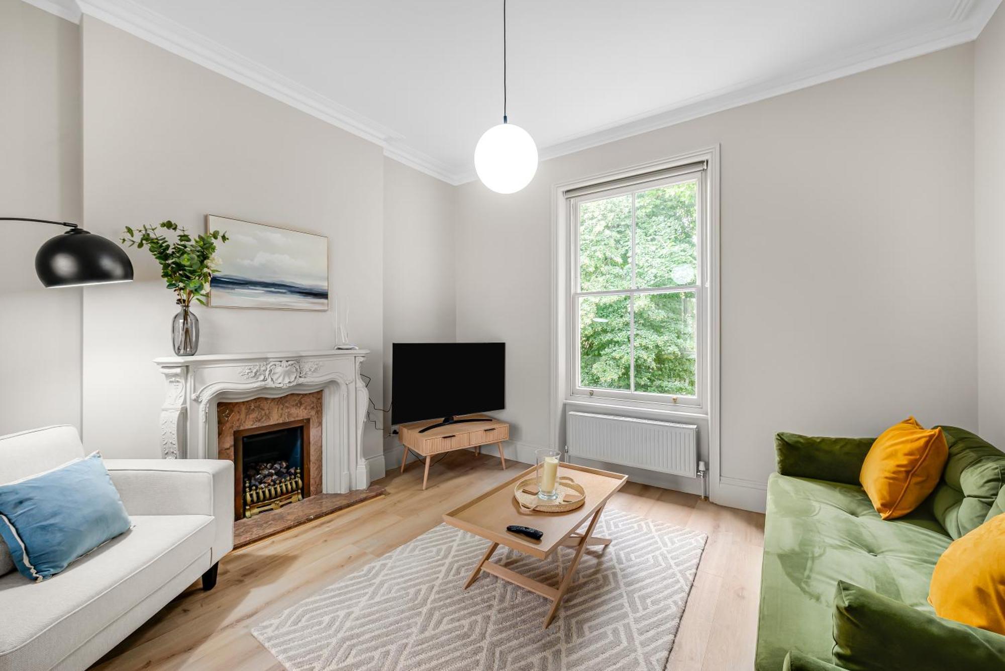 Luxury 3 Bed With Balcony In Kensington Olympia Apartment *