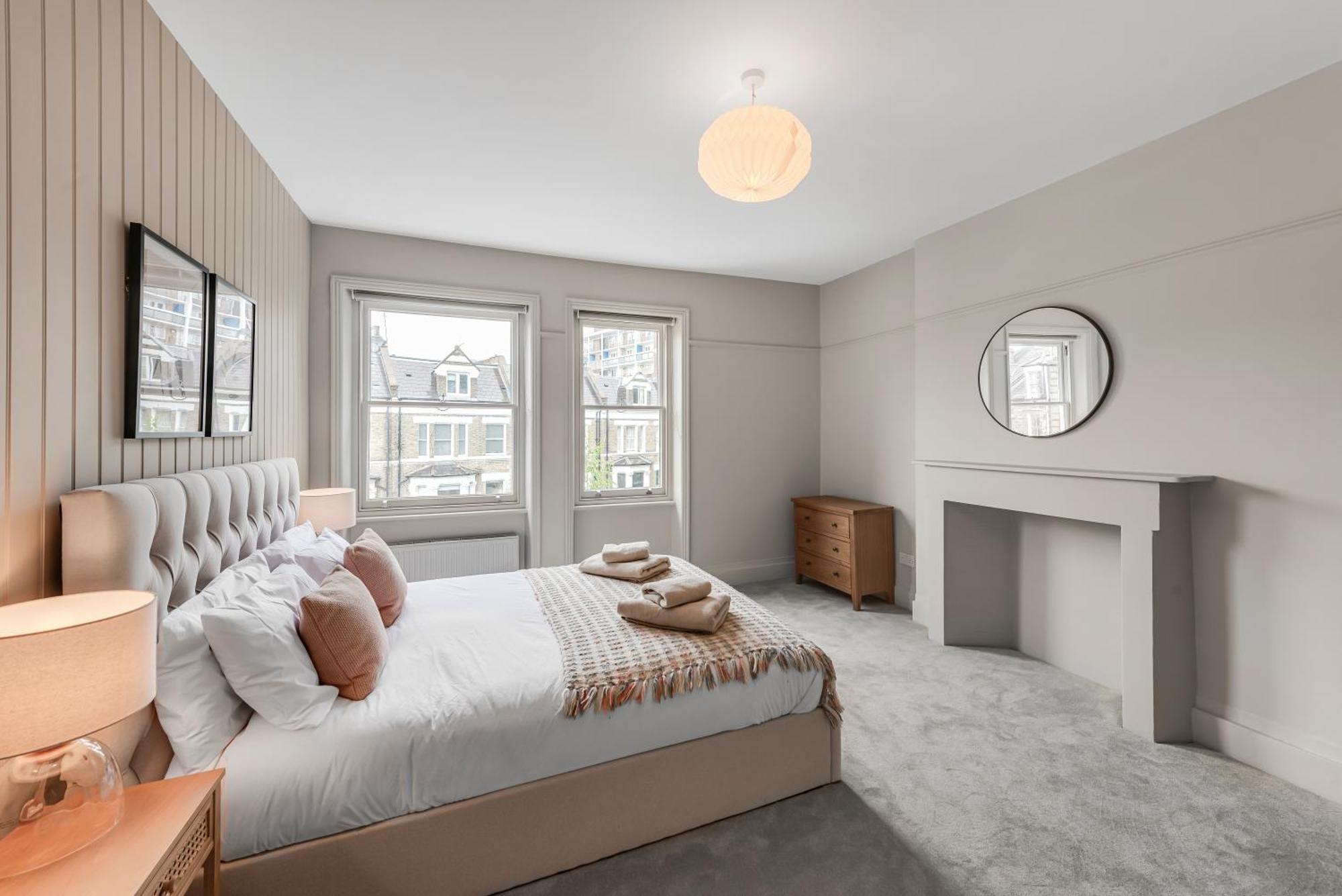 Luxury 3 Bed With Balcony In Kensington Olympia Apartment London
