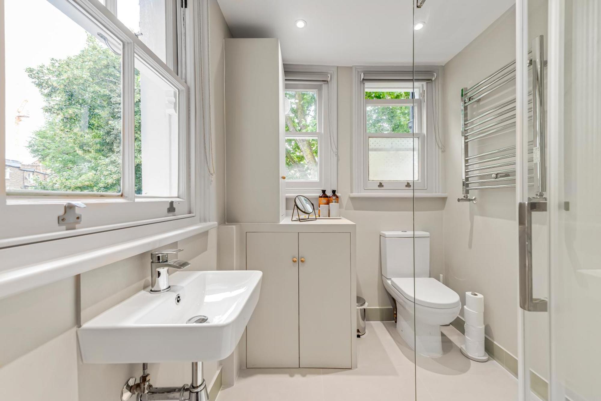 Luxury 3 Bed With Balcony In Kensington Olympia London