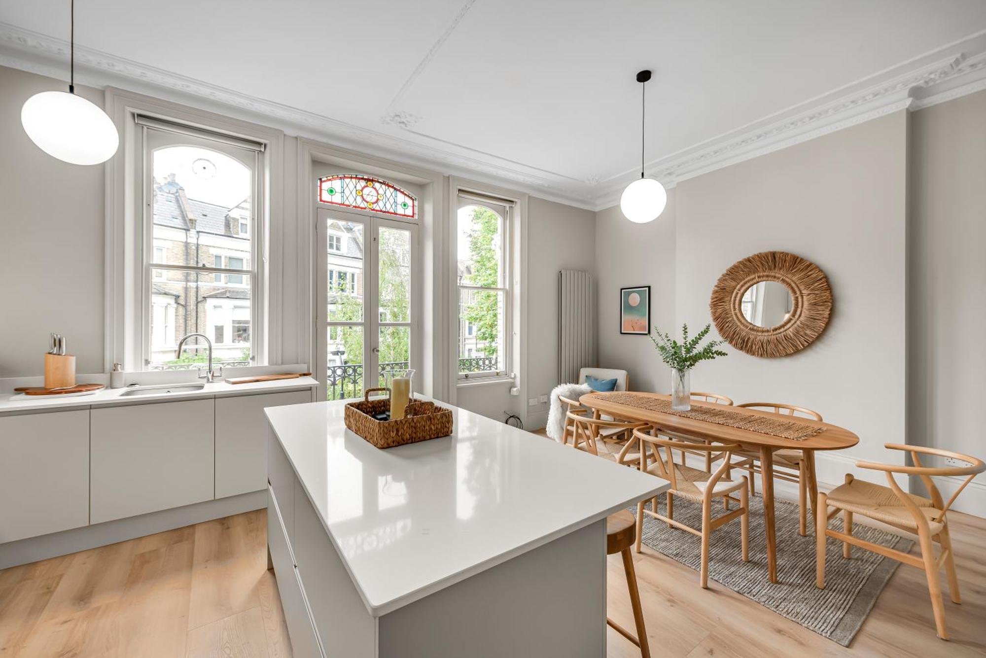 Luxury 3 Bed With Balcony In Kensington Olympia * London