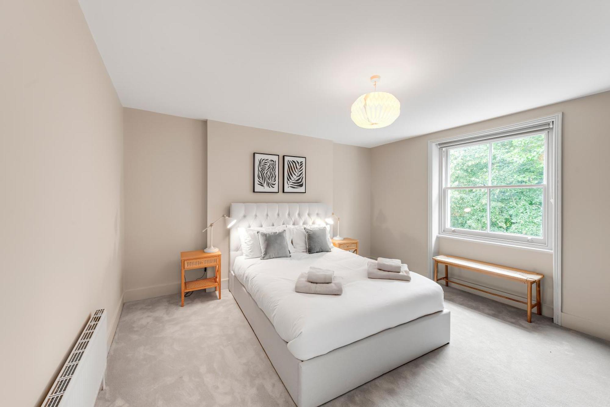 Luxury 3 Bed With Balcony In Kensington Olympia Apartment London