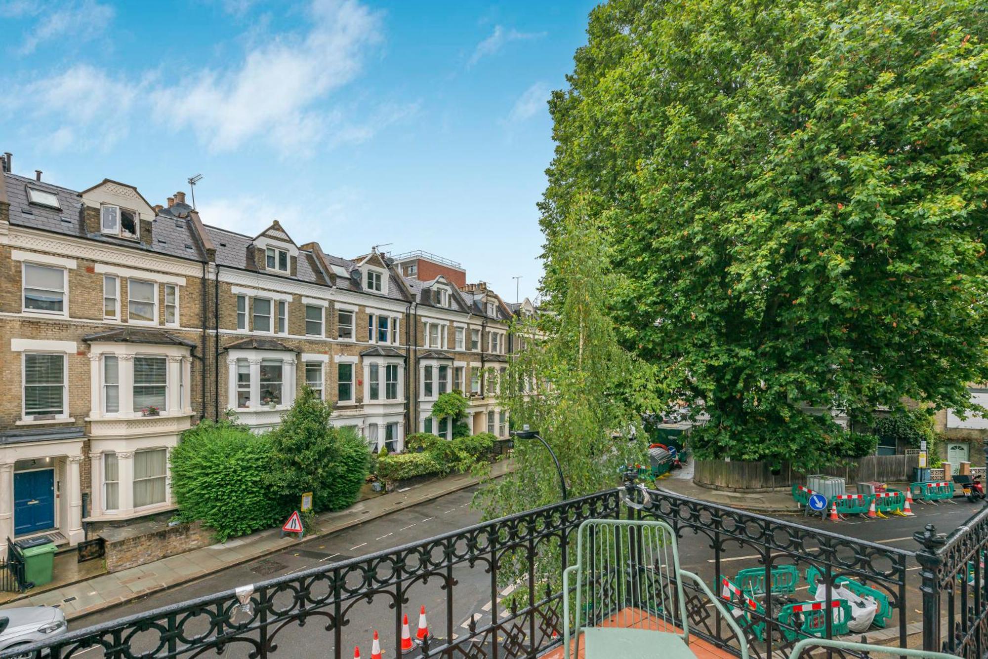 Apartment Luxury 3 Bed With Balcony In Kensington Olympia *