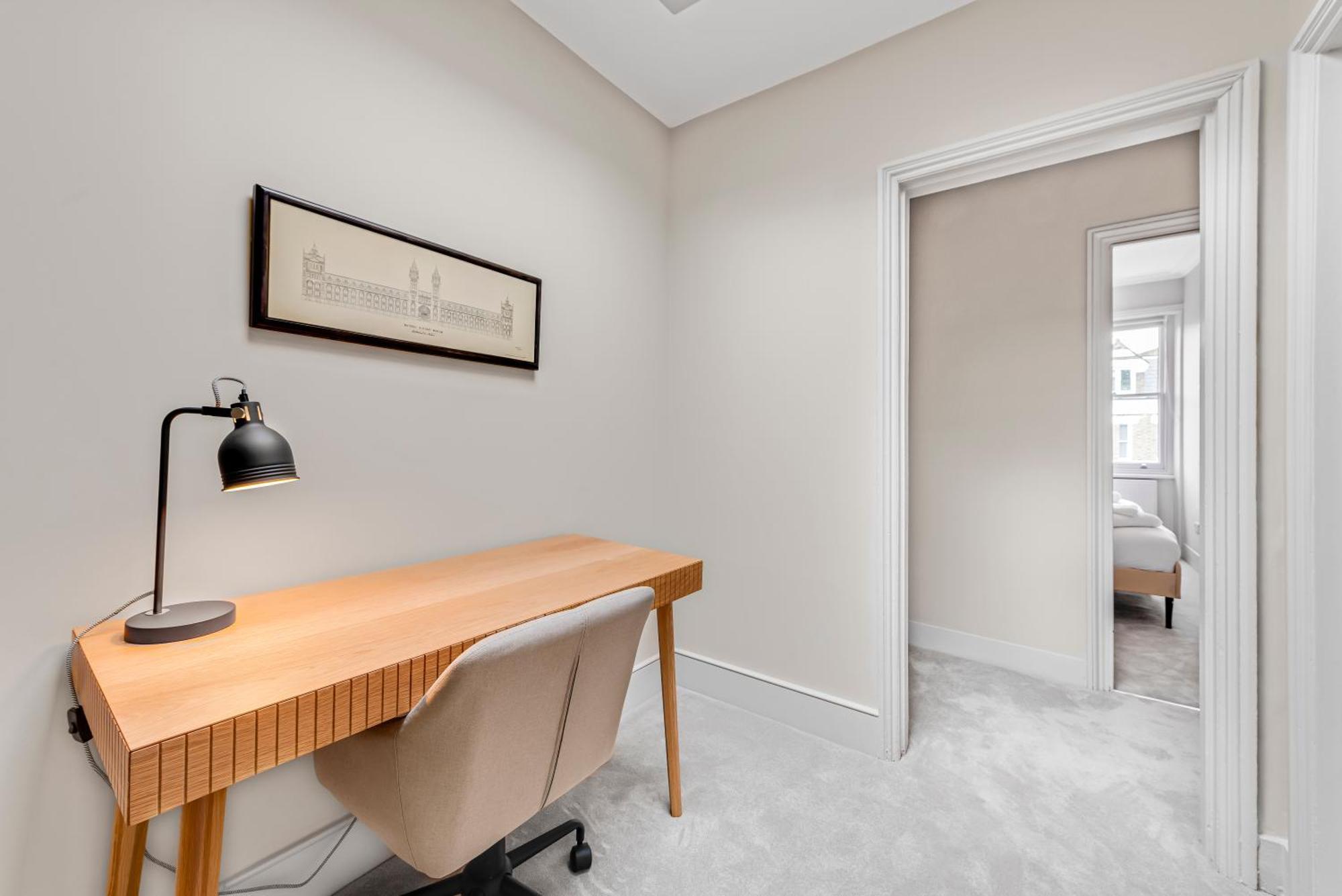 Luxury 3 Bed With Balcony In Kensington Olympia *