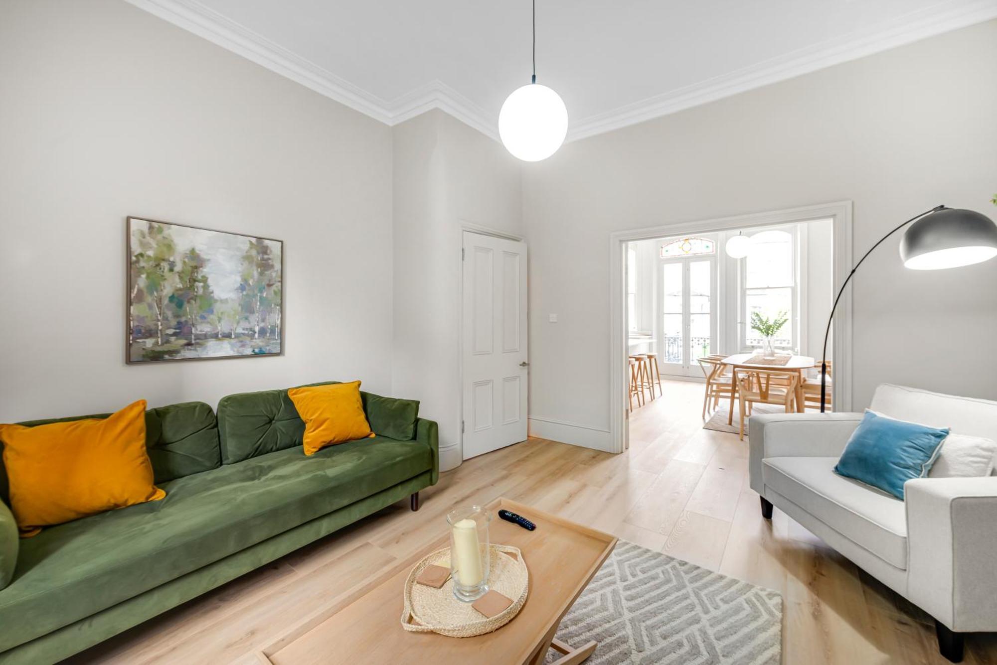 Luxury 3 Bed With Balcony In Kensington Olympia Apartment London
