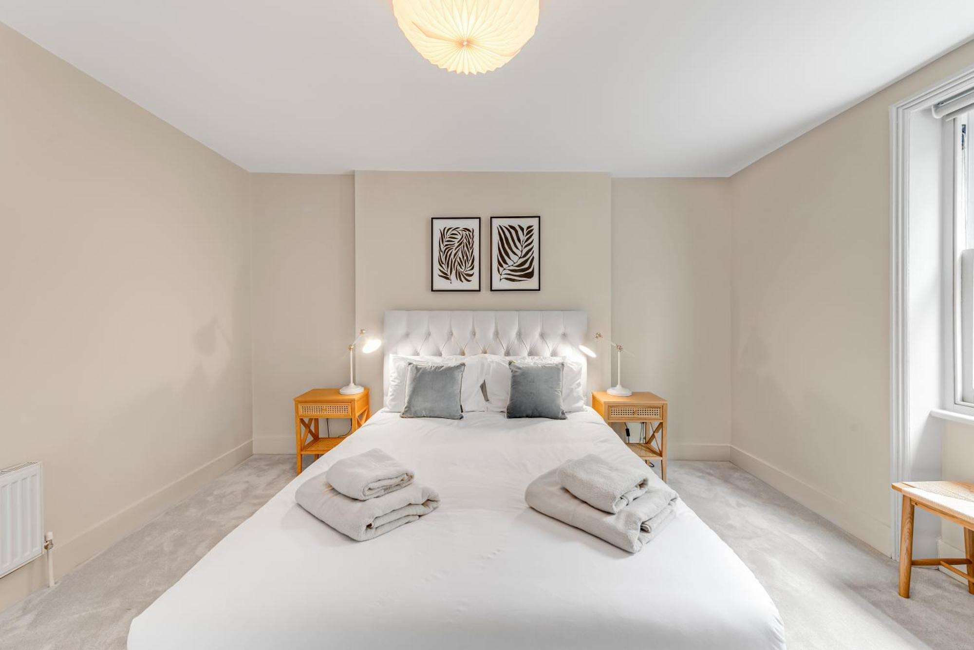 Luxury 3 Bed With Balcony In Kensington Olympia London