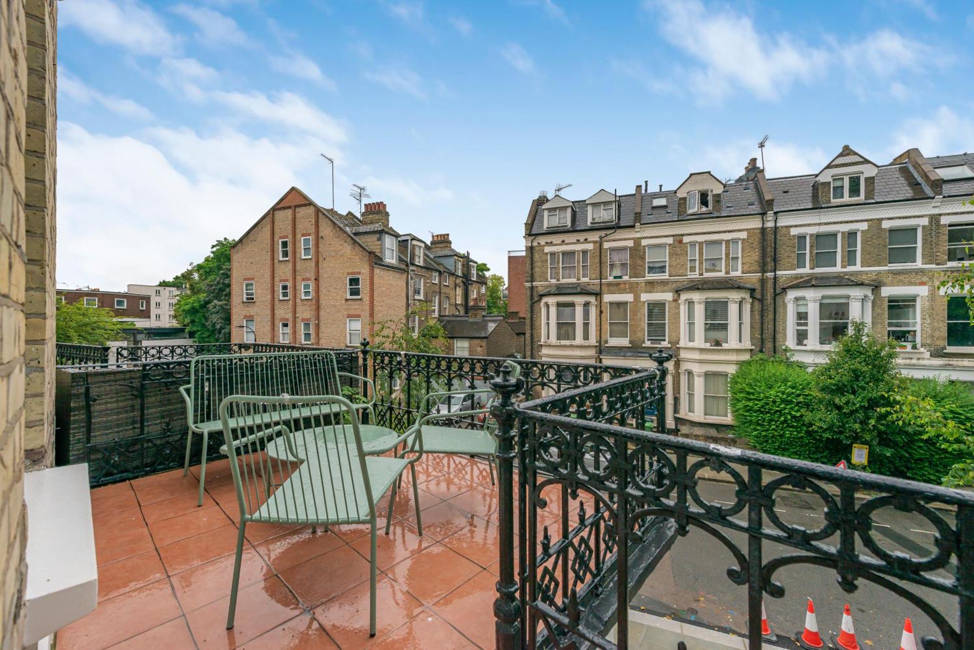 Luxury 3 Bed With Balcony In Kensington Olympia Apartment *