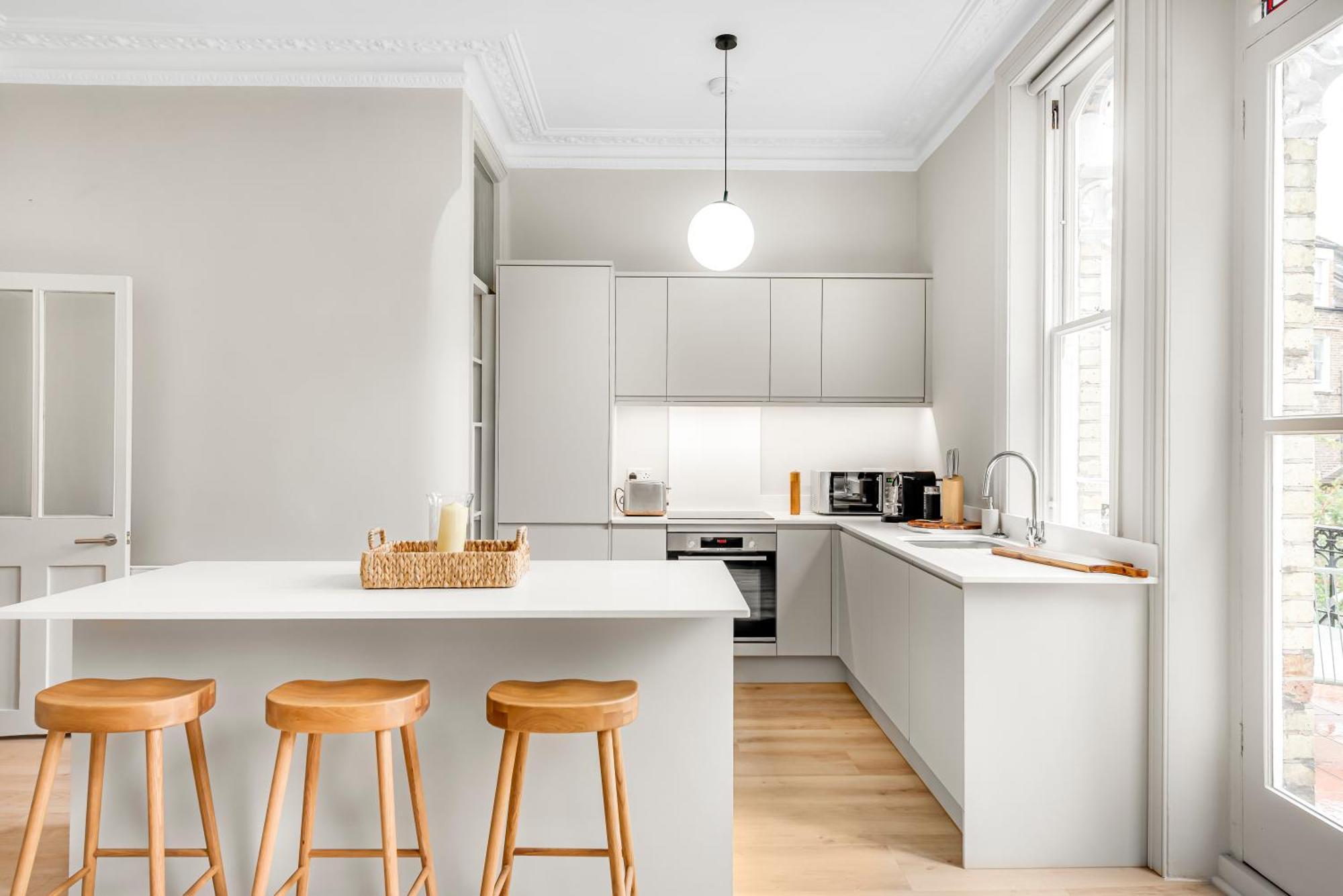 Luxury 3 Bed With Balcony In Kensington Olympia *