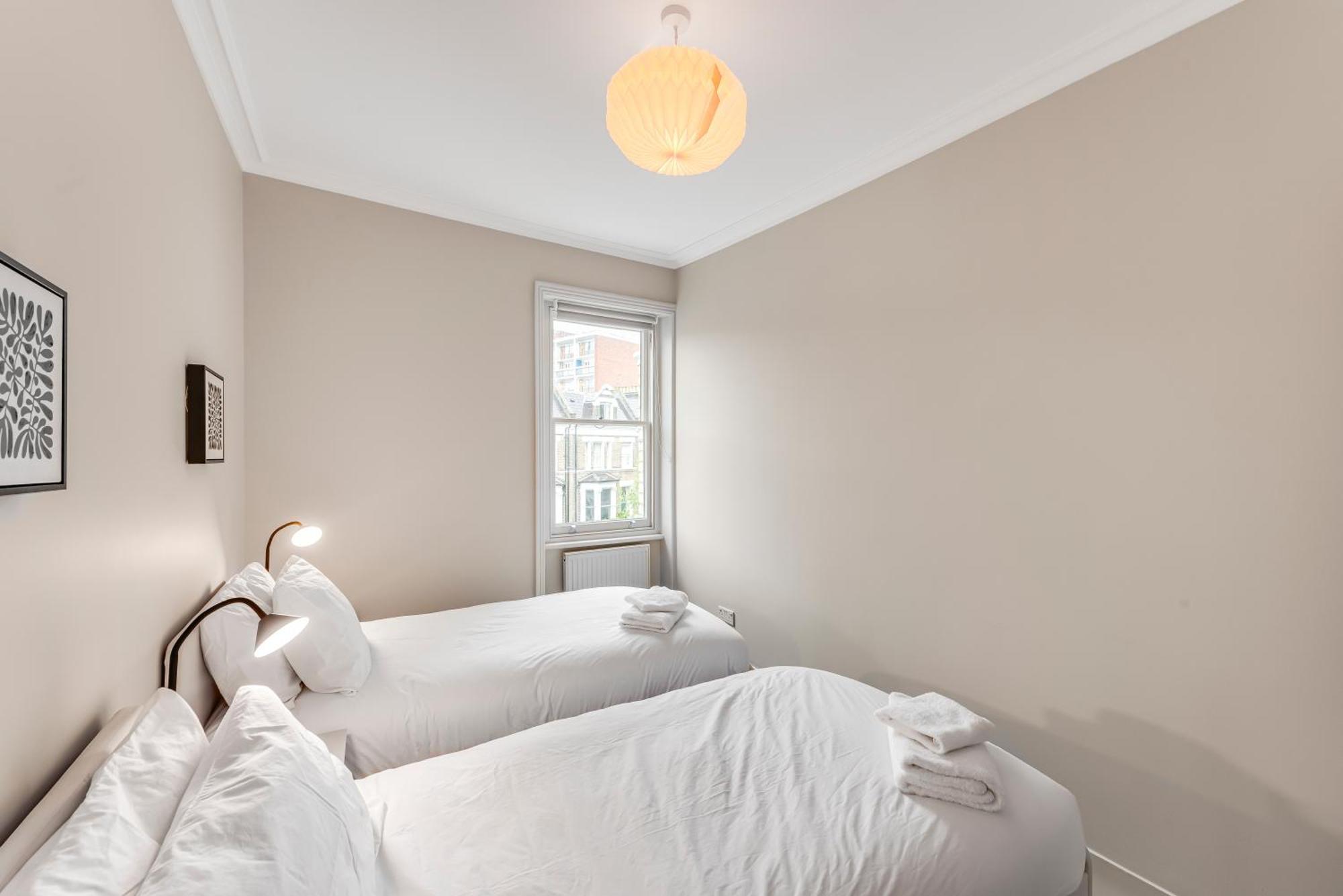 Luxury 3 Bed With Balcony In Kensington Olympia Apartment
