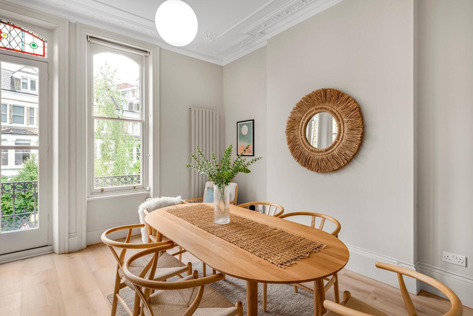 Luxury 3 Bed With Balcony In Kensington Olympia London