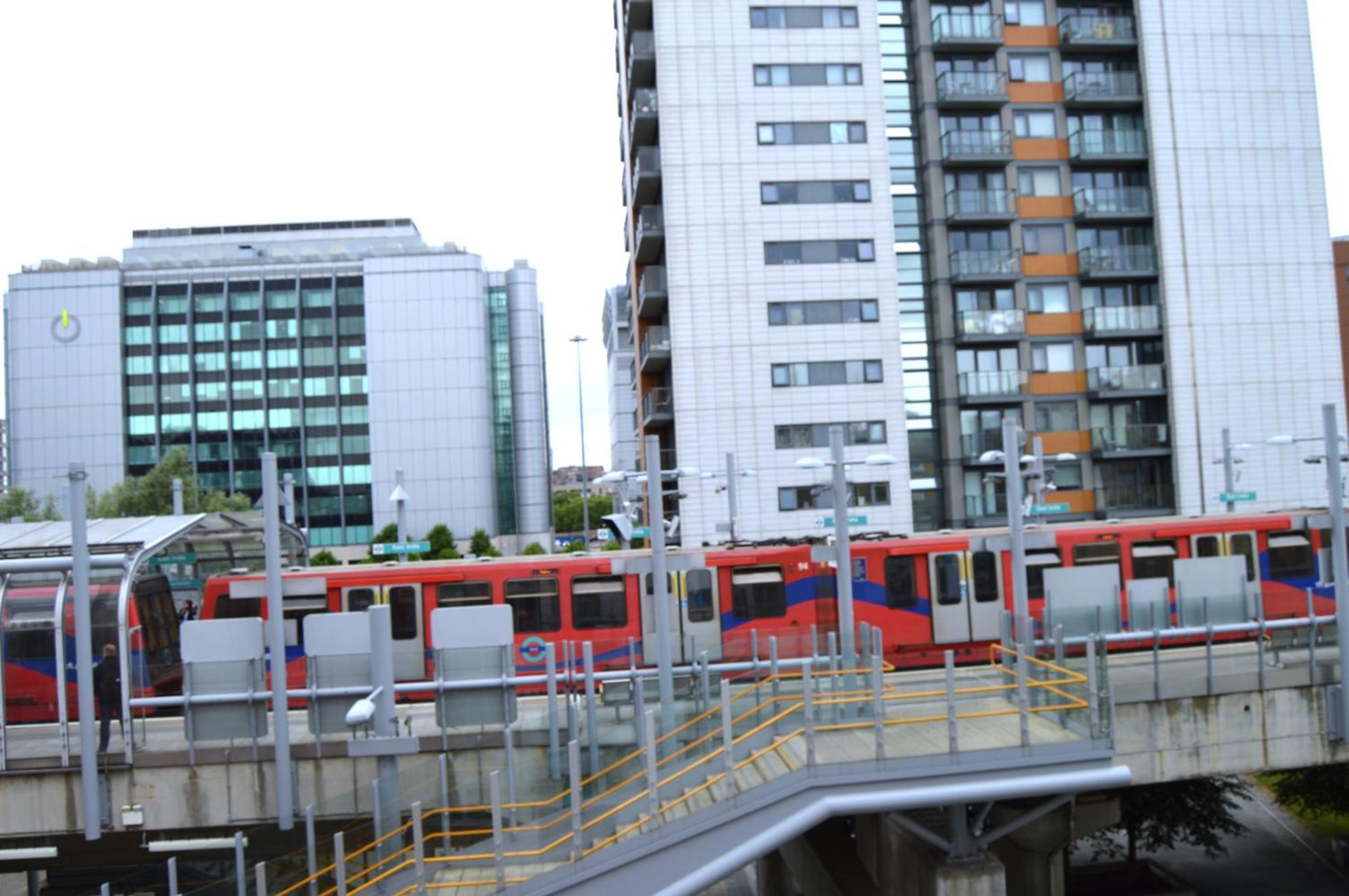 Apartment Entire Next To Canary Wharf In