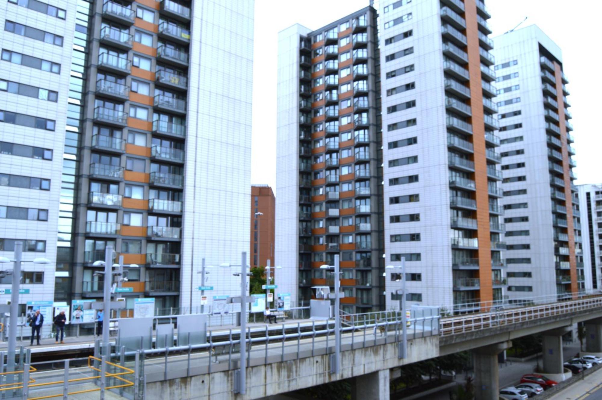 Entire Next To Canary Wharf In Apartment