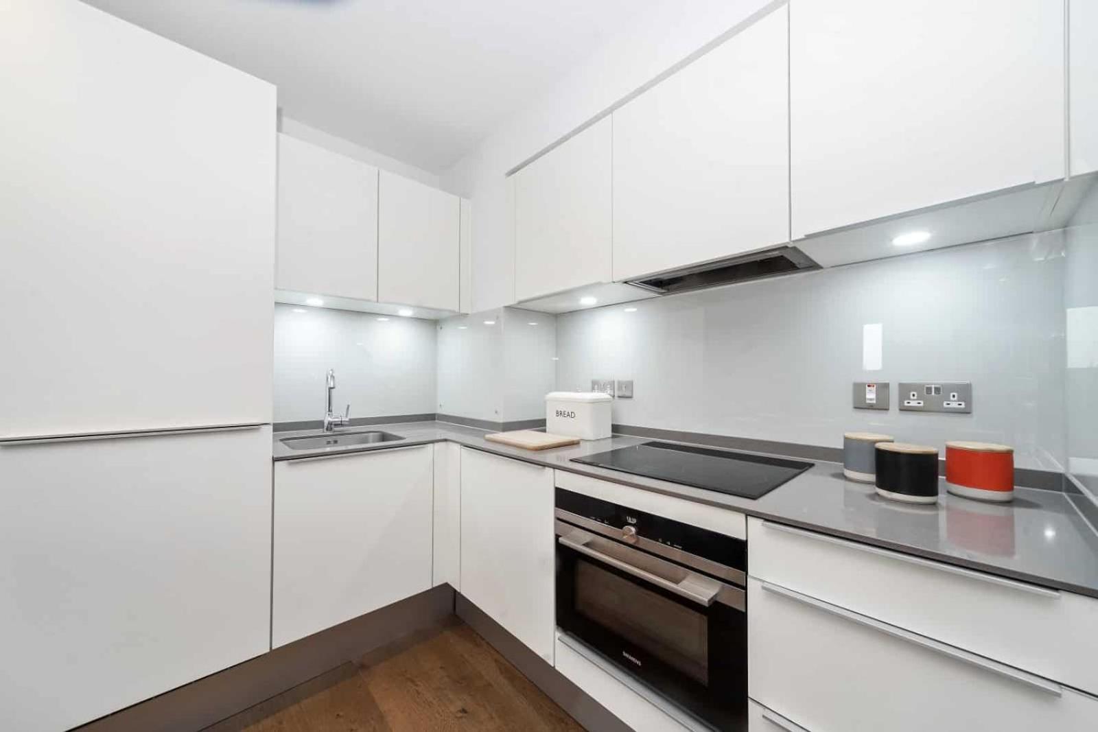 Luxury Modern Flat In Apartment *