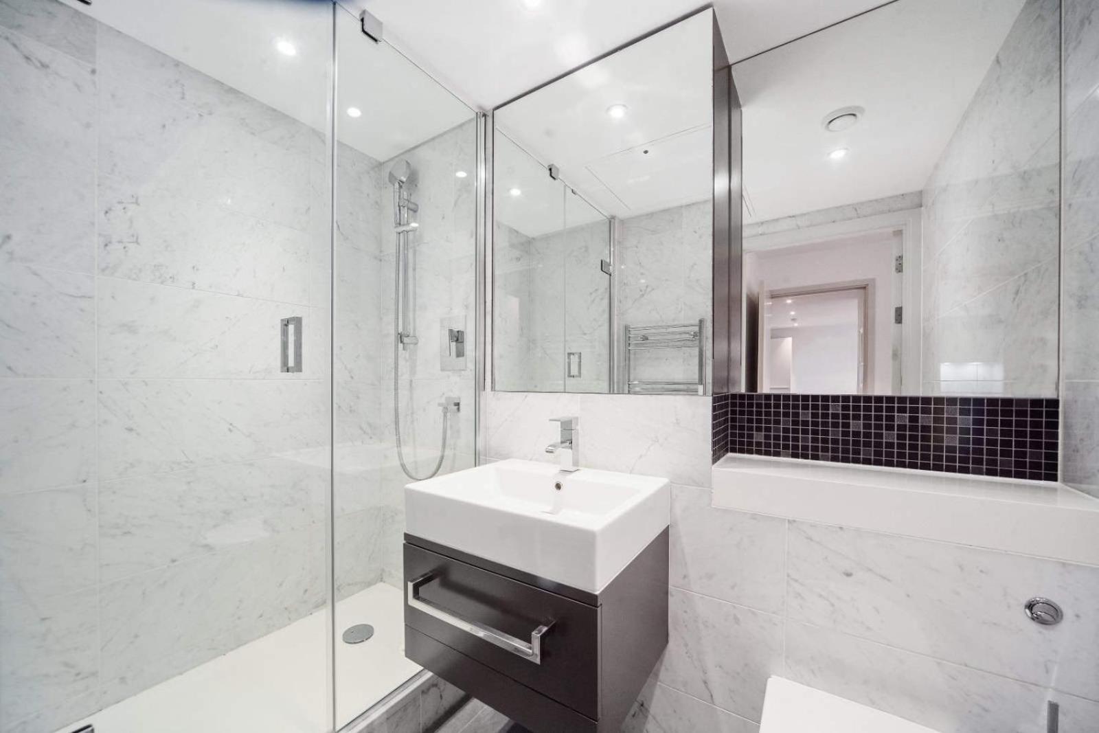 Luxury Modern Flat In Apartment *