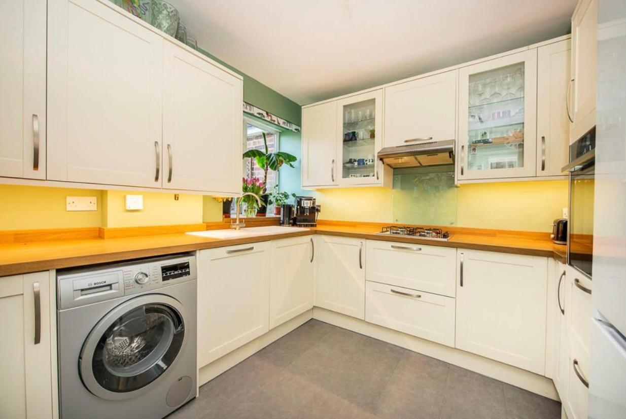 Richmond - Double Bedroom With Garden View Homestay *
