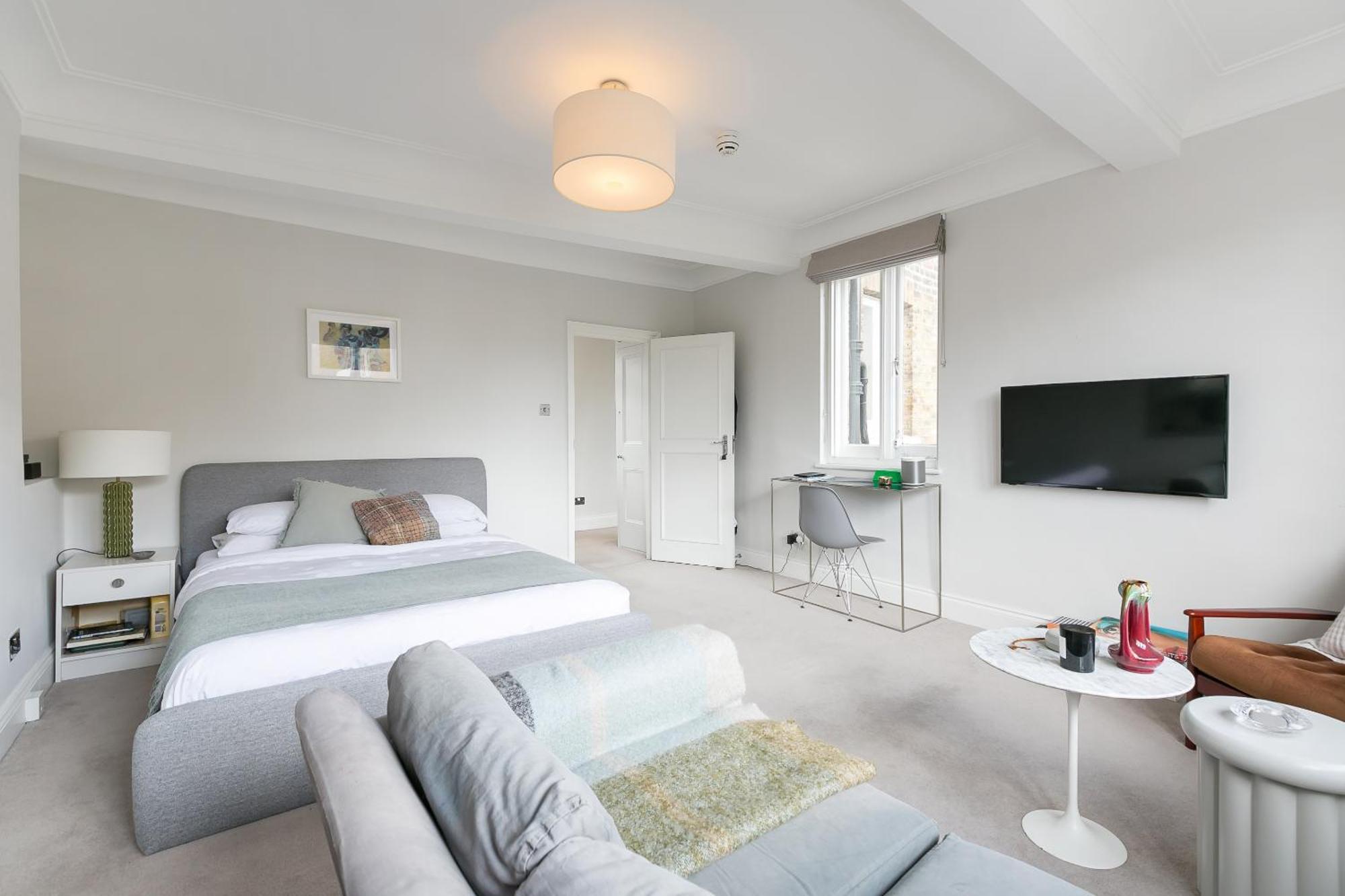 Beautiful Centrally Located Large Studio * London