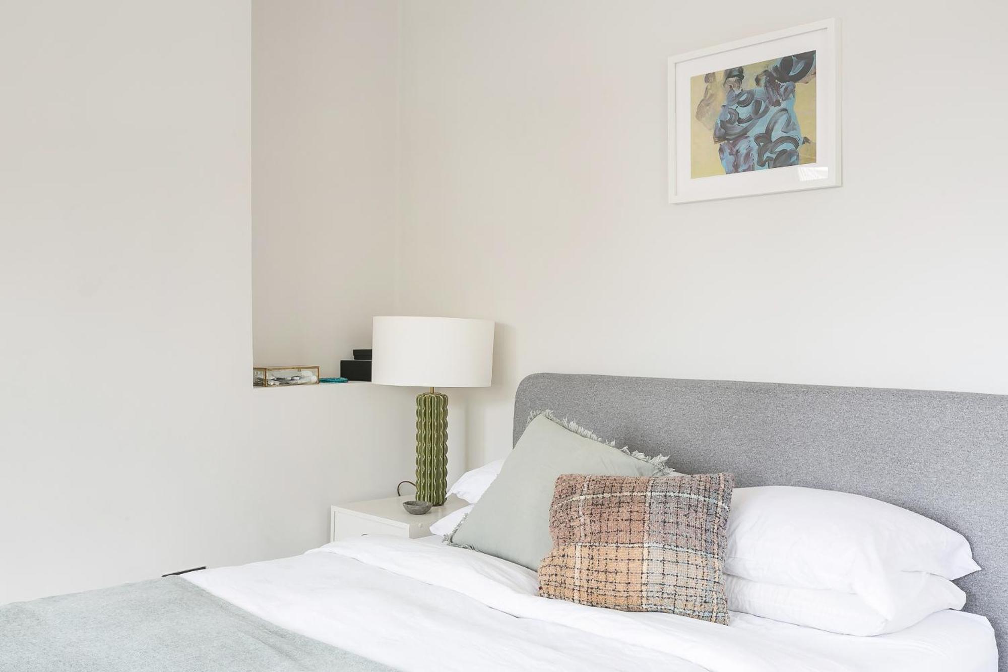 Beautiful Centrally Located Large Studio Apartment *
