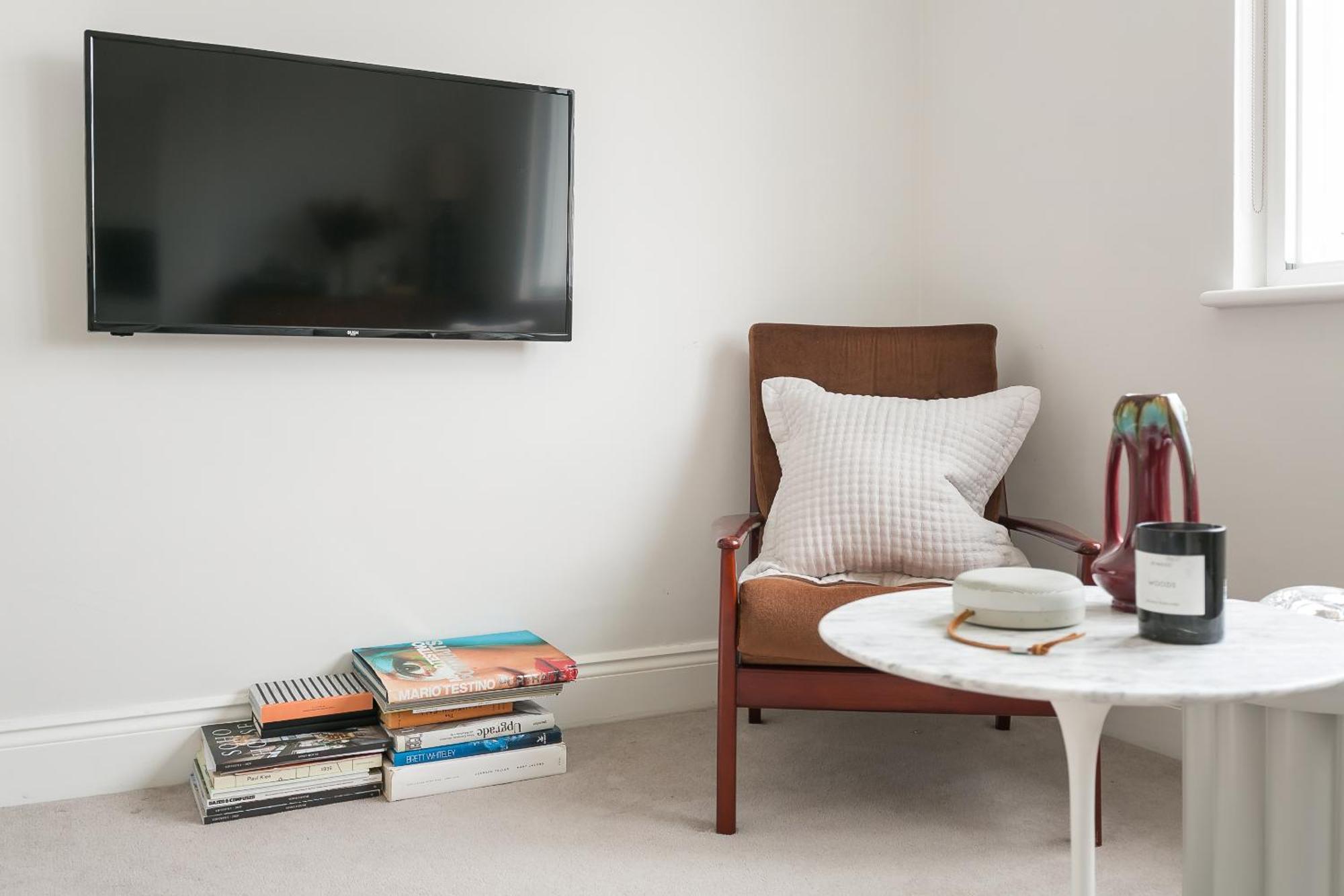 Beautiful Centrally Located Large Studio Apartment London