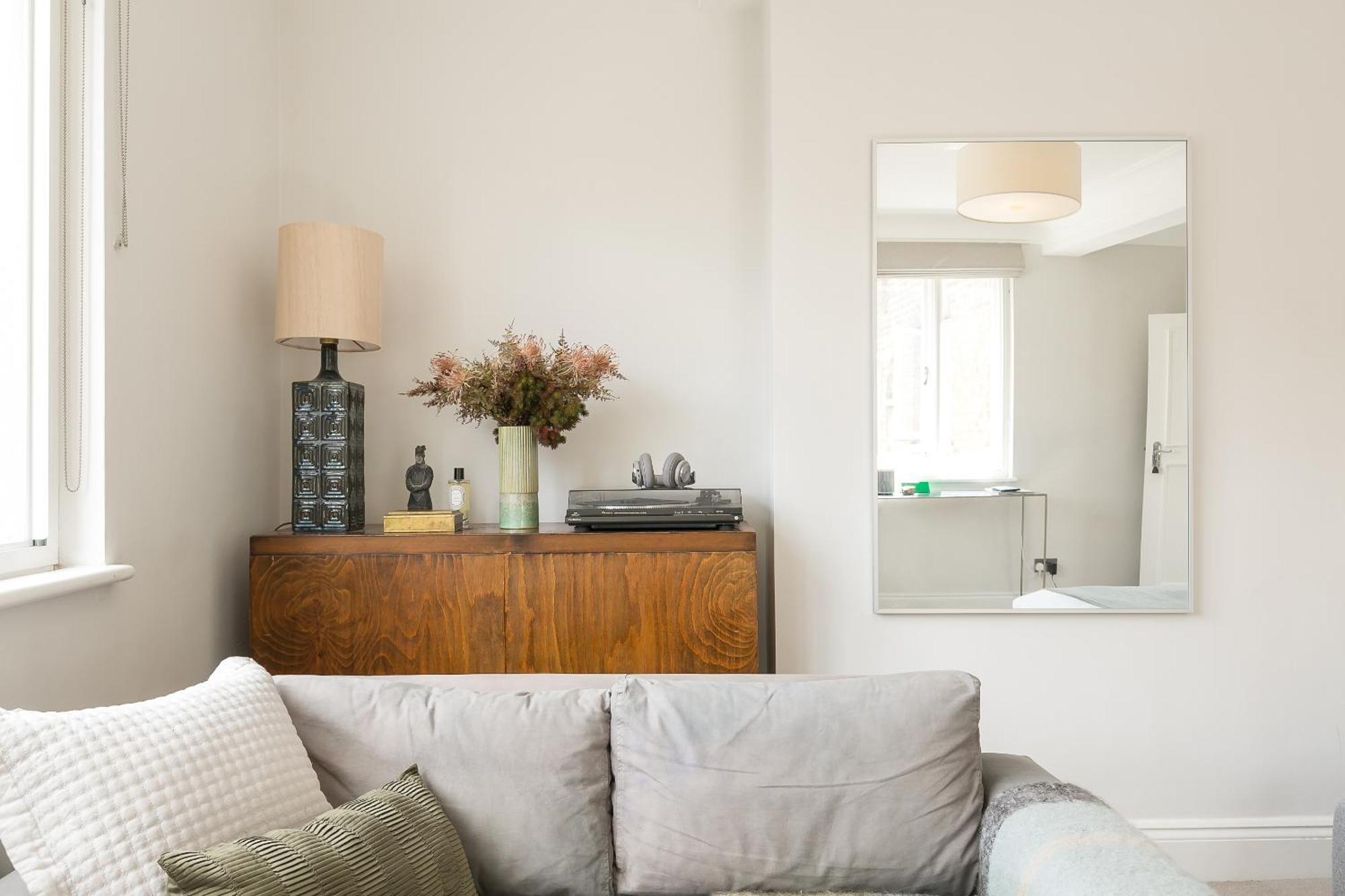 Beautiful Centrally Located Large Studio Apartment London