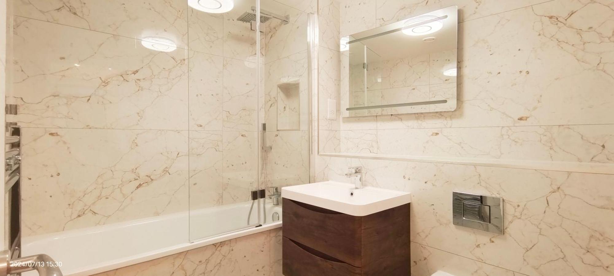 Crystal In Hammersmith Apartment London