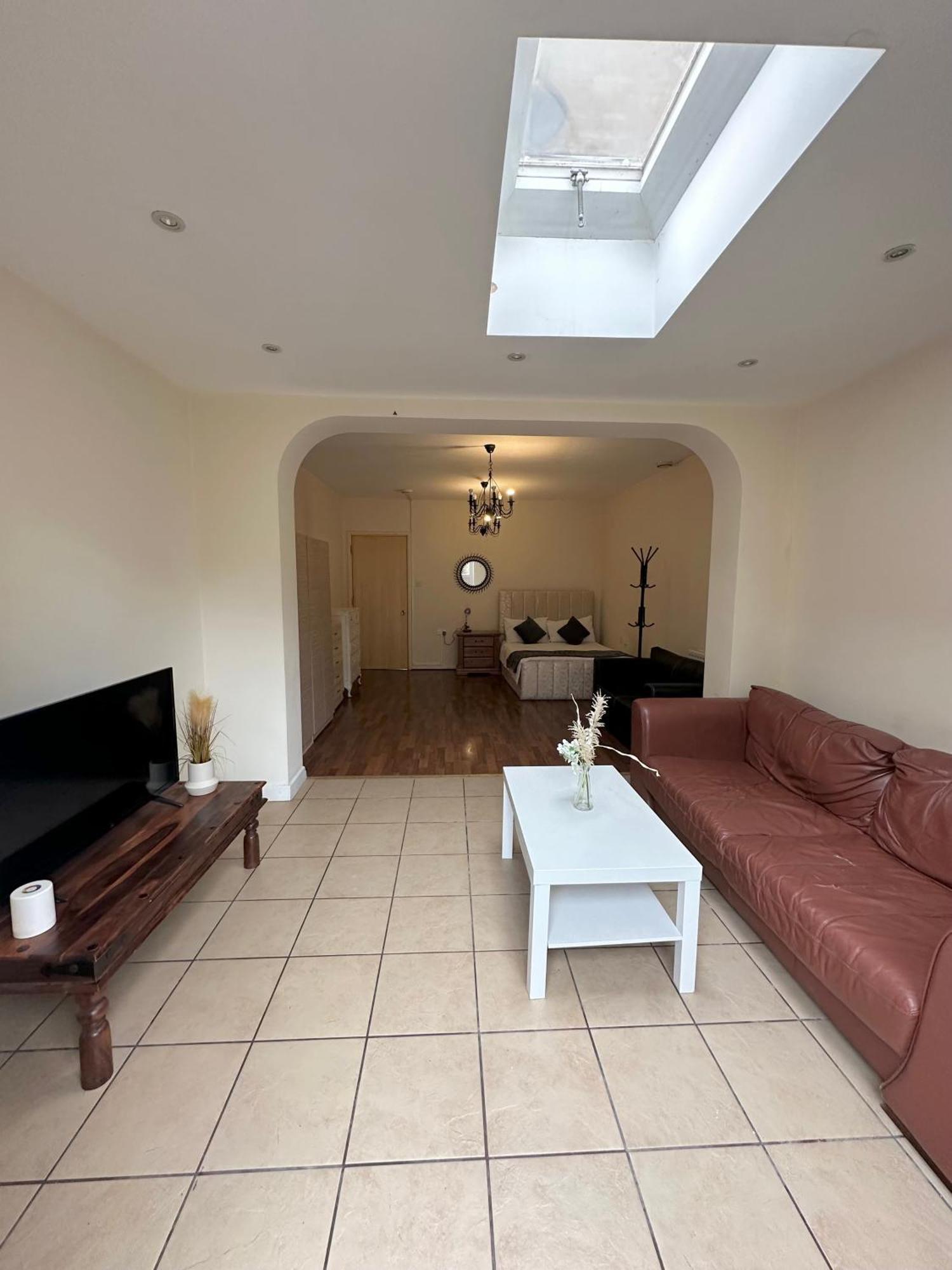 Luxury In Central London!6 Bedroom With 2 Bath & Separate Wc! Homestay London