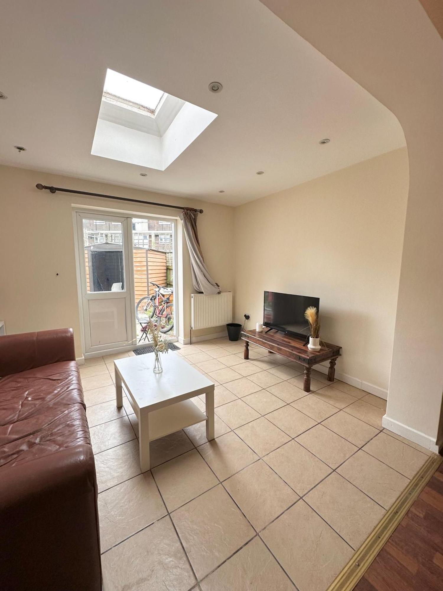 Luxury In Central London!6 Bedroom With 2 Bath & Separate Wc! London