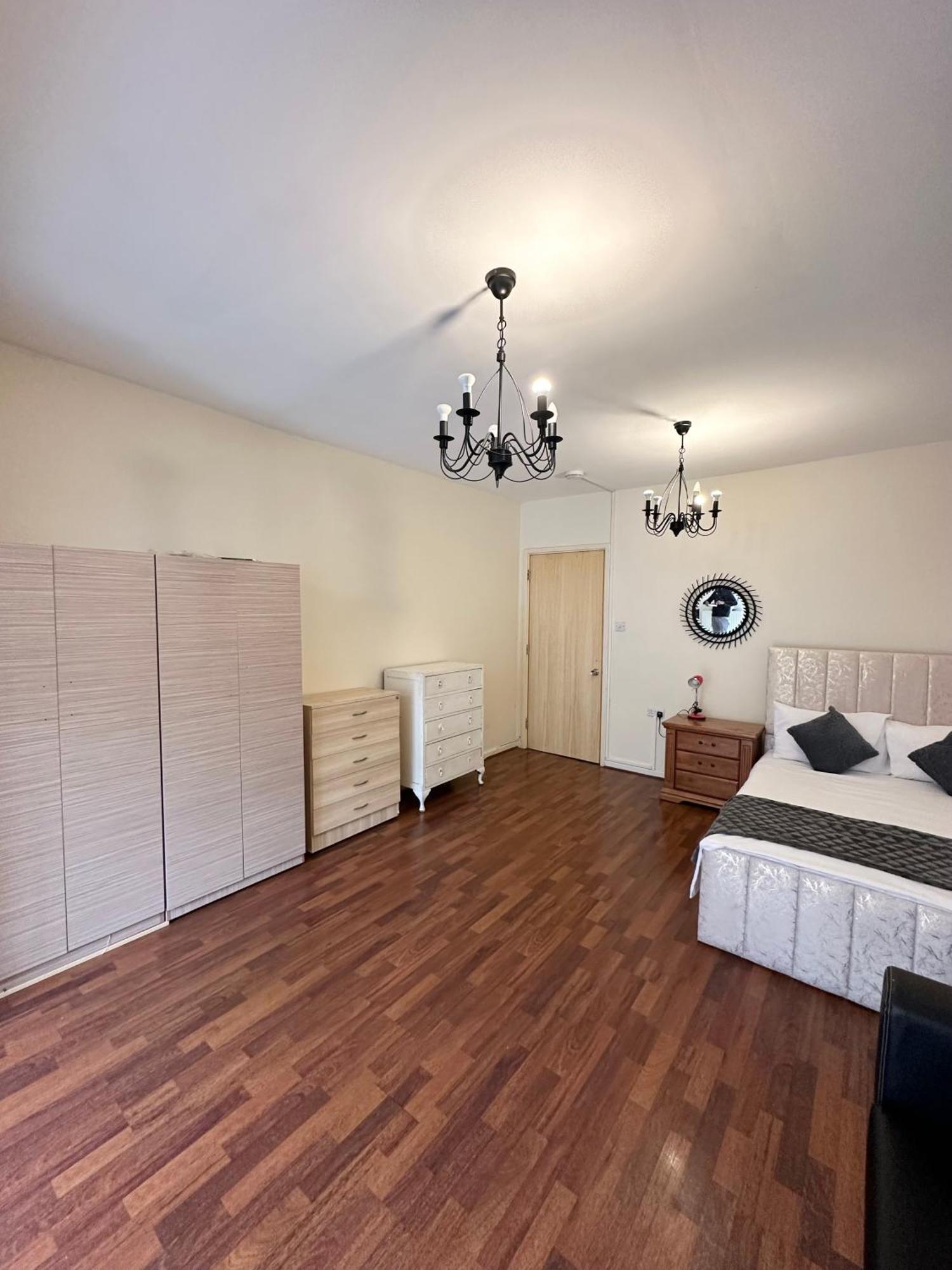 Luxury In Central London!6 Bedroom With 2 Bath & Separate Wc! London