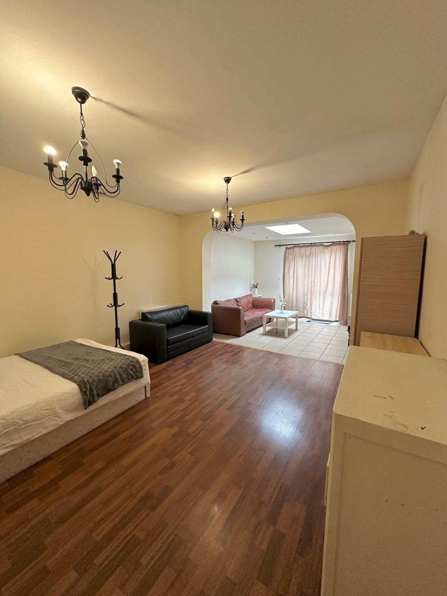 Luxury In Central London!6 Bedroom With 2 Bath & Separate Wc!