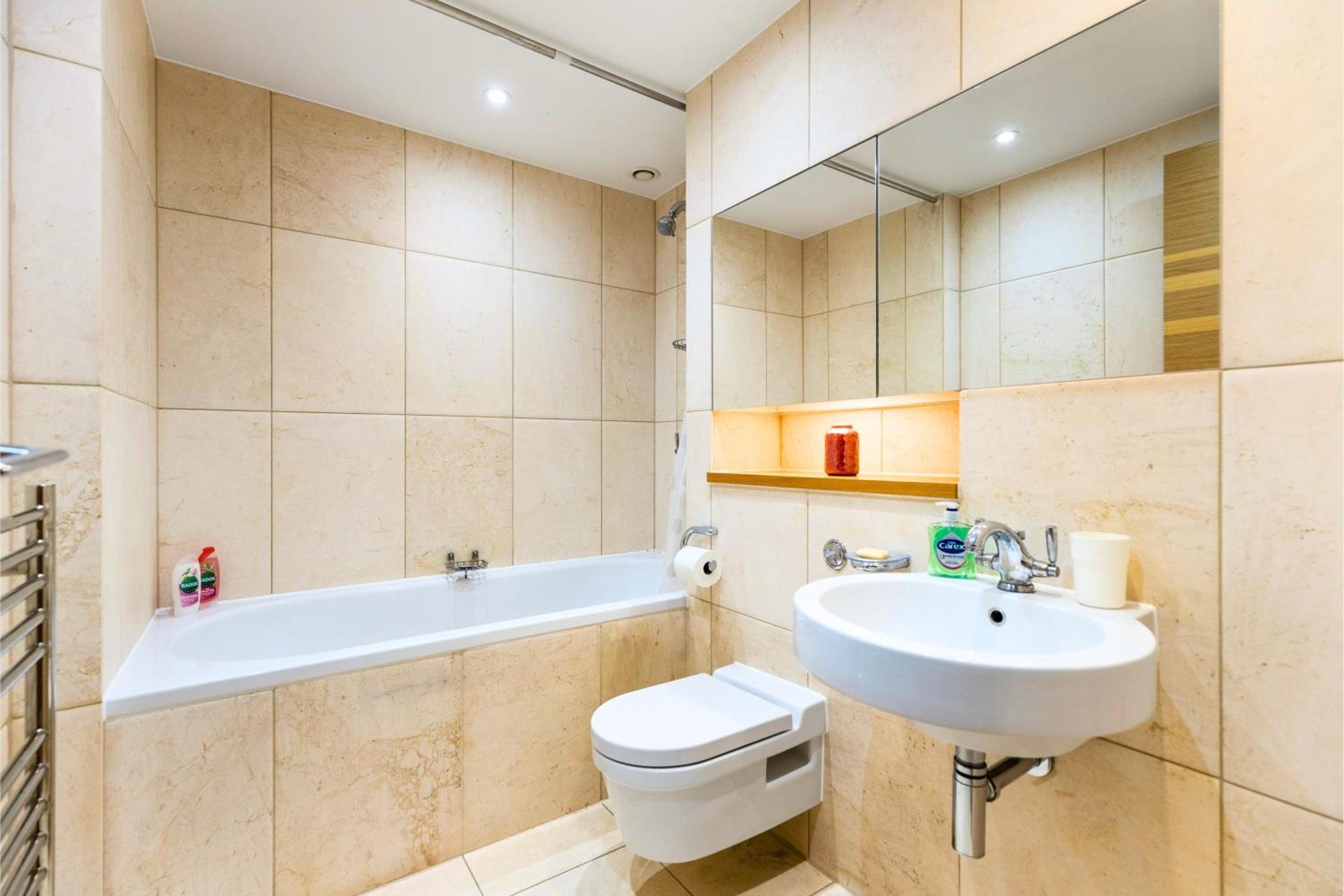 Chelsea Bridge 2bed 2bath Balcony Fast Wifi - Luxurylondonstays * London