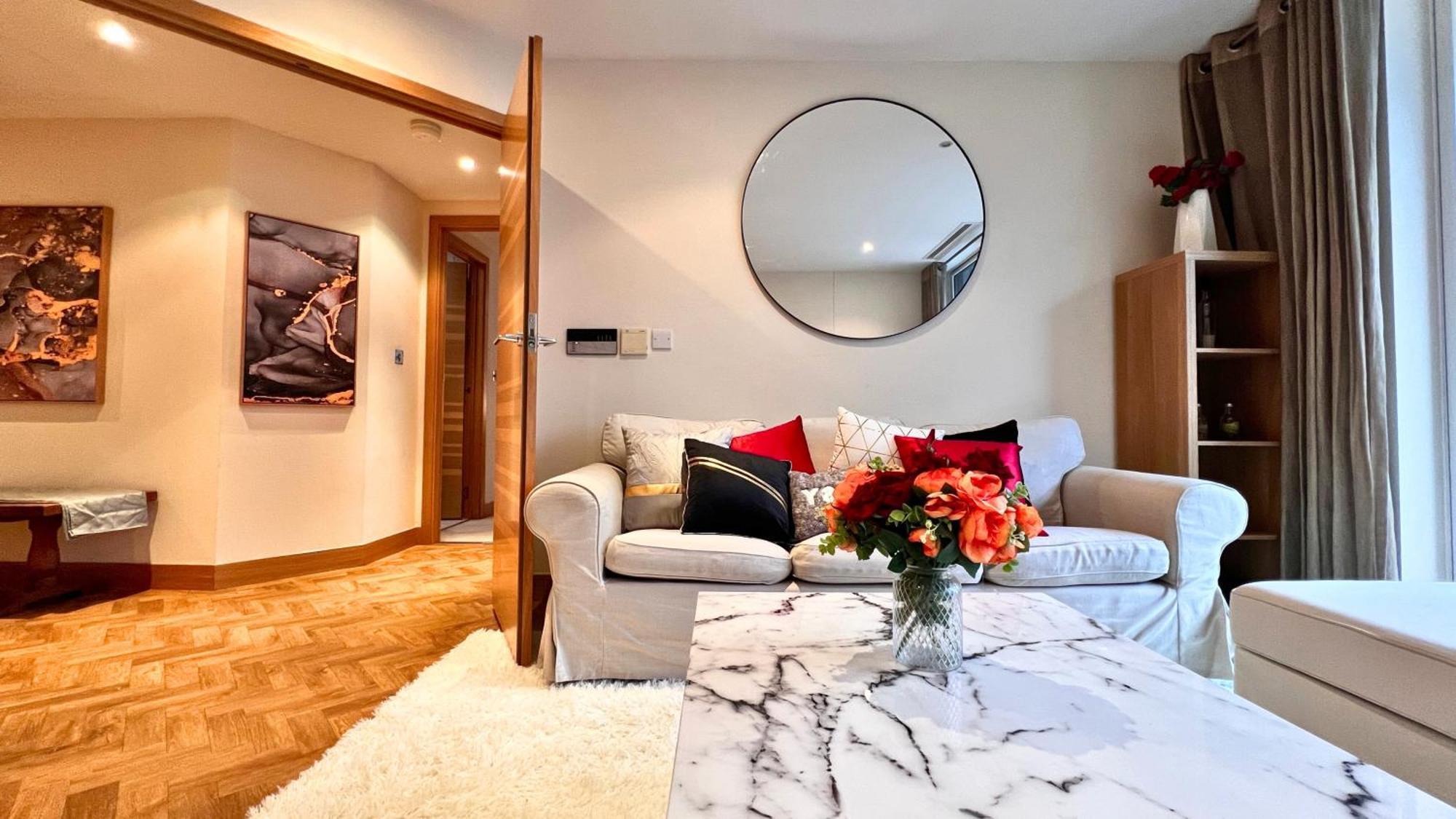 Chelsea Bridge 2bed 2bath Balcony Fast Wifi - Luxurylondonstays Apartment *