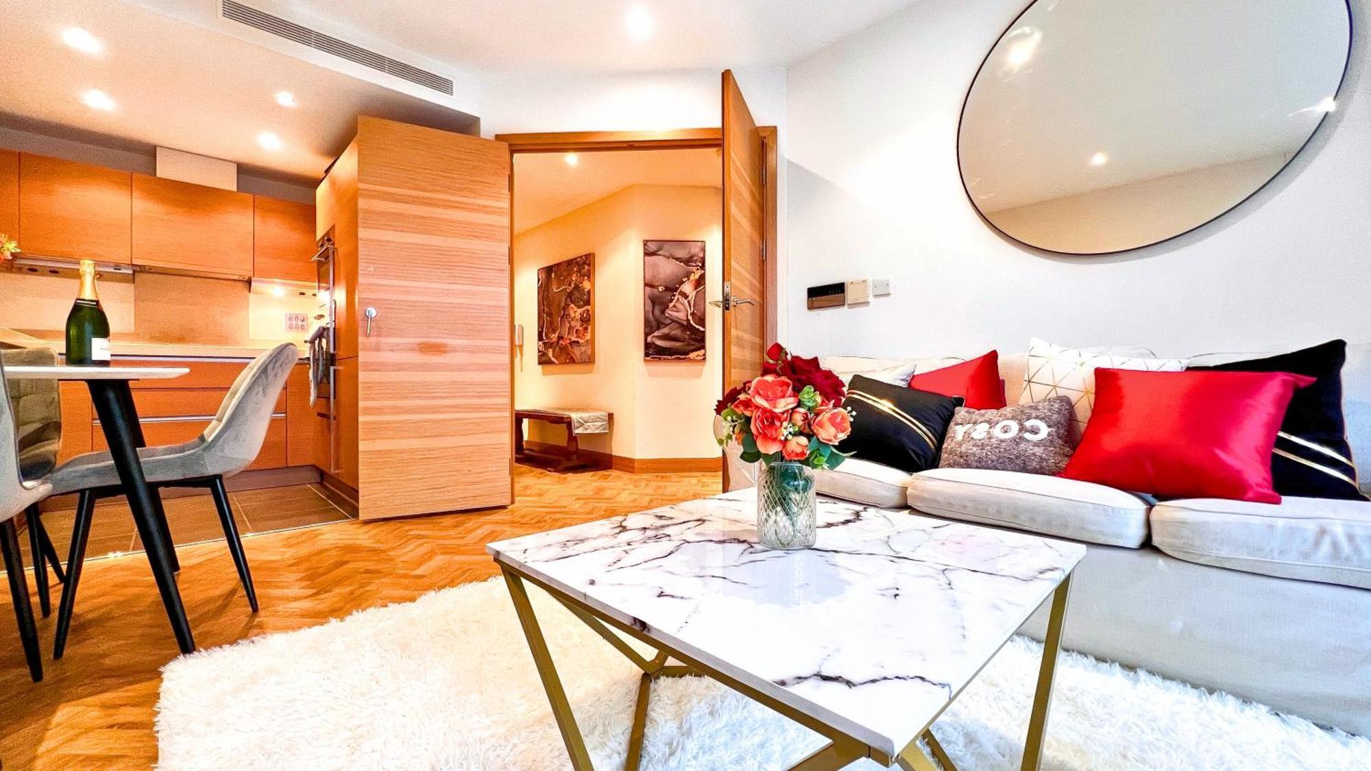 Chelsea Bridge 2bed 2bath Balcony Fast Wifi - Luxurylondonstays *