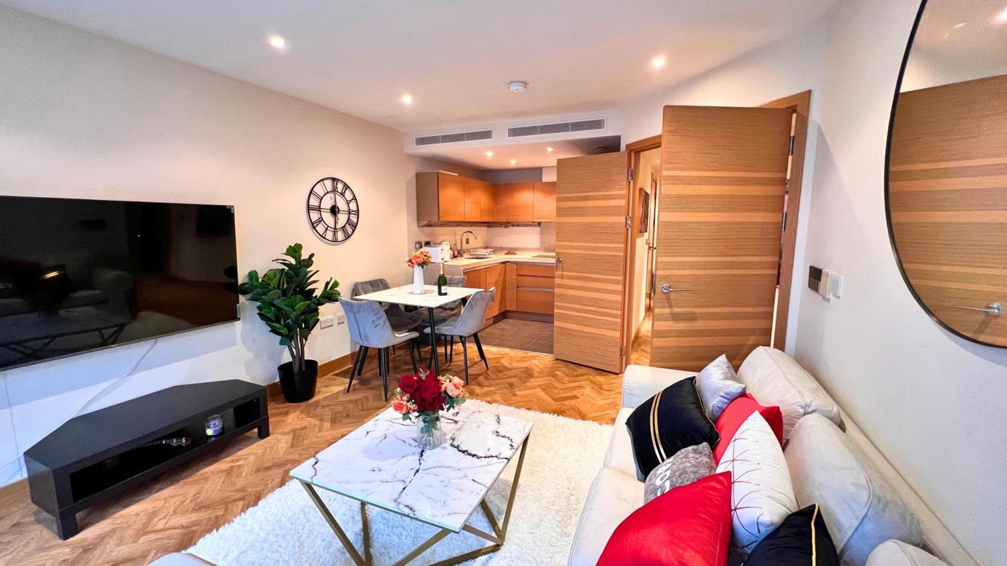 Chelsea Bridge 2bed 2bath Balcony Fast Wifi - Luxurylondonstays * London
