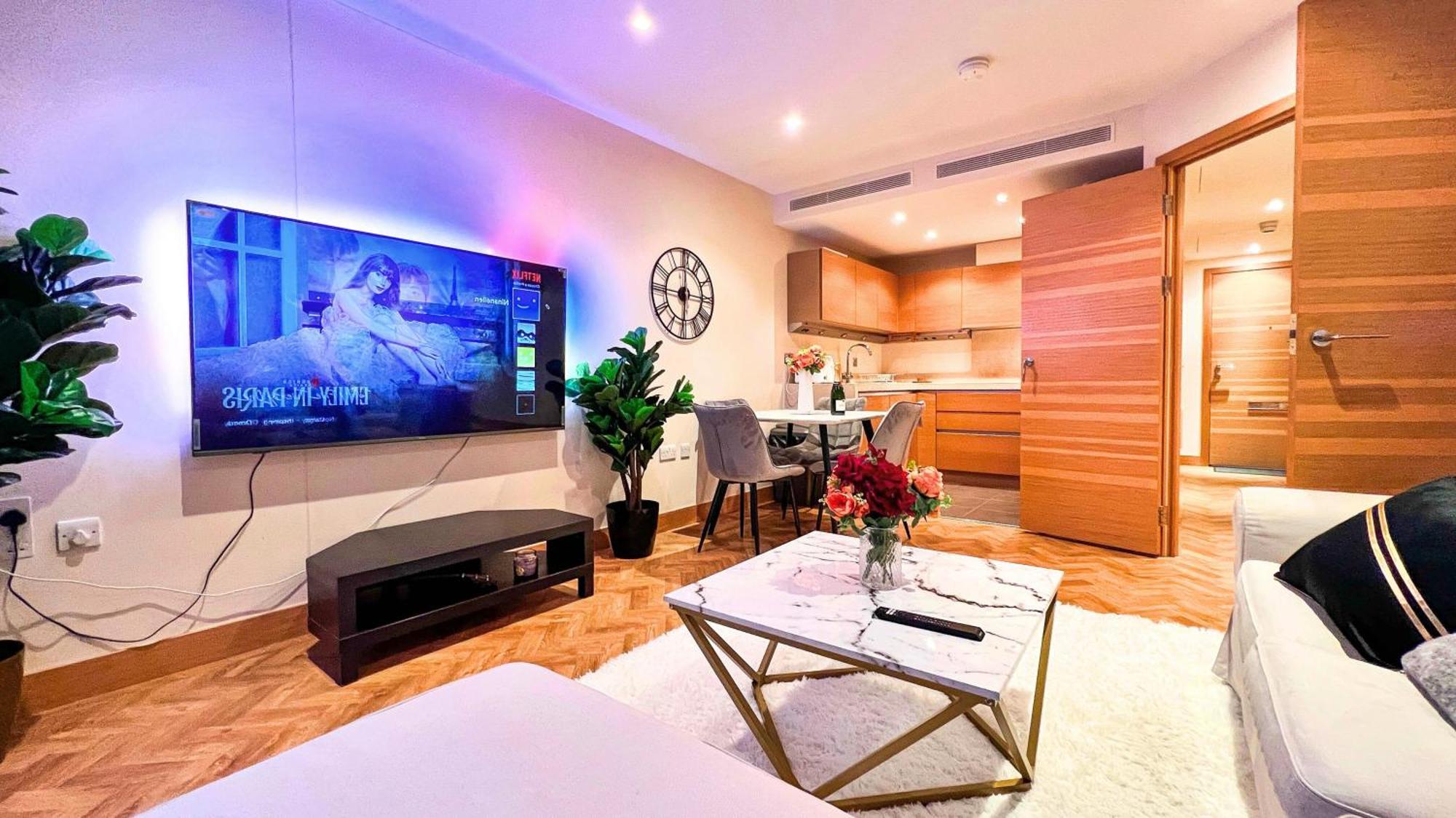 Chelsea Bridge 2bed 2bath Balcony Fast Wifi - Luxurylondonstays Apartment *