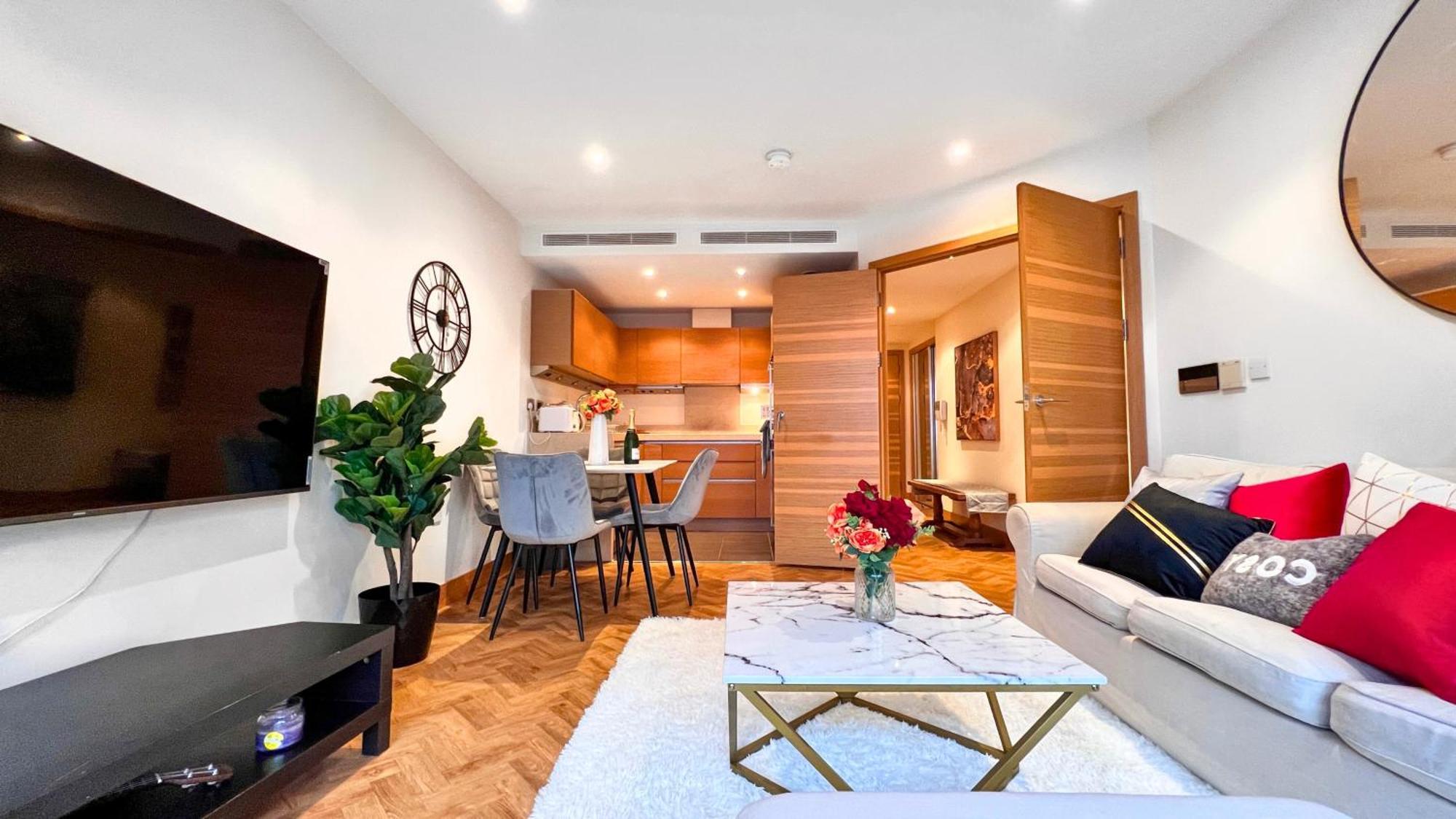 Chelsea Bridge 2bed 2bath Balcony Fast Wifi - Luxurylondonstays Apartment London