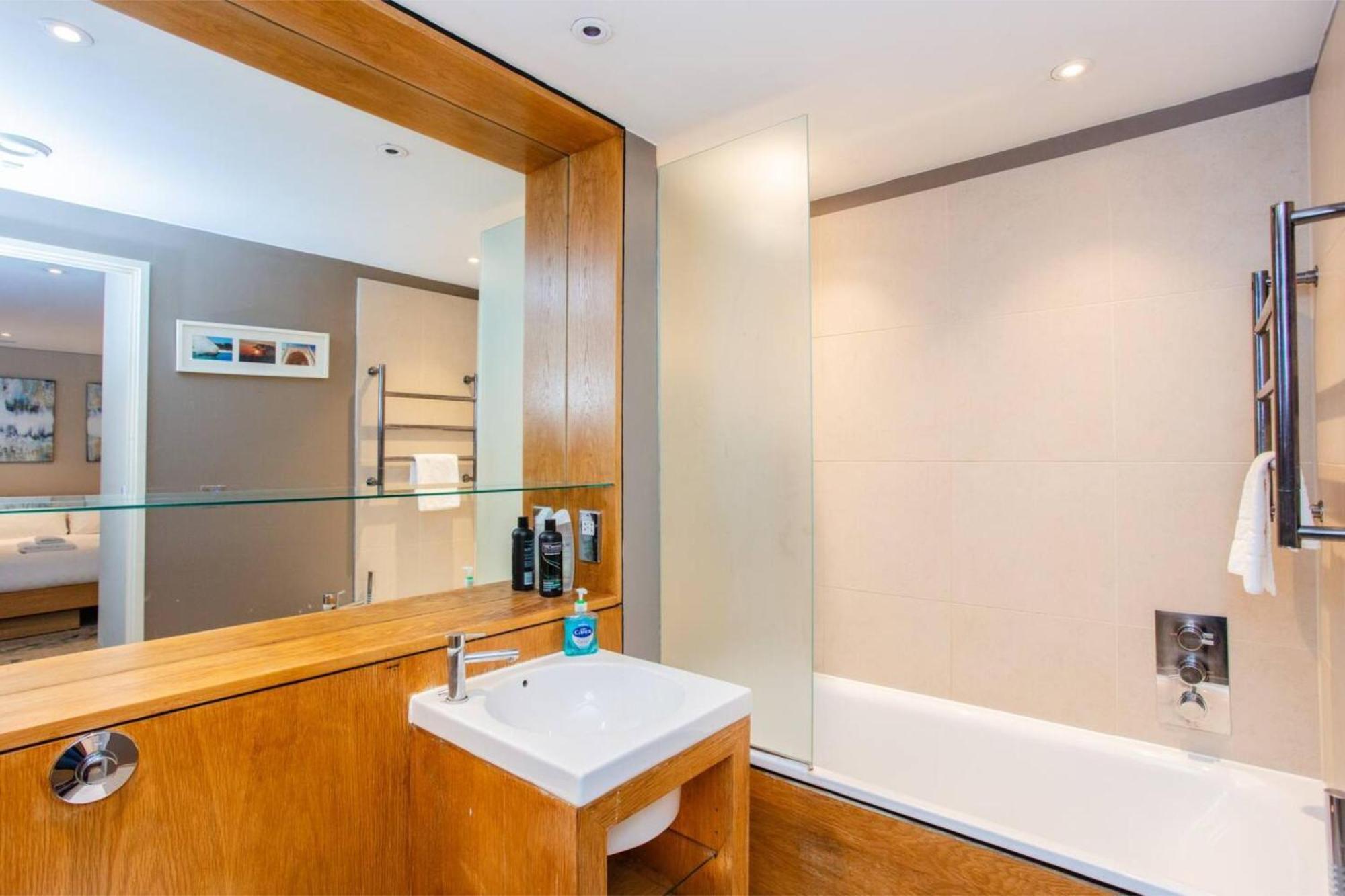 Modern 3 Bedroom In Paddington Apartment *
