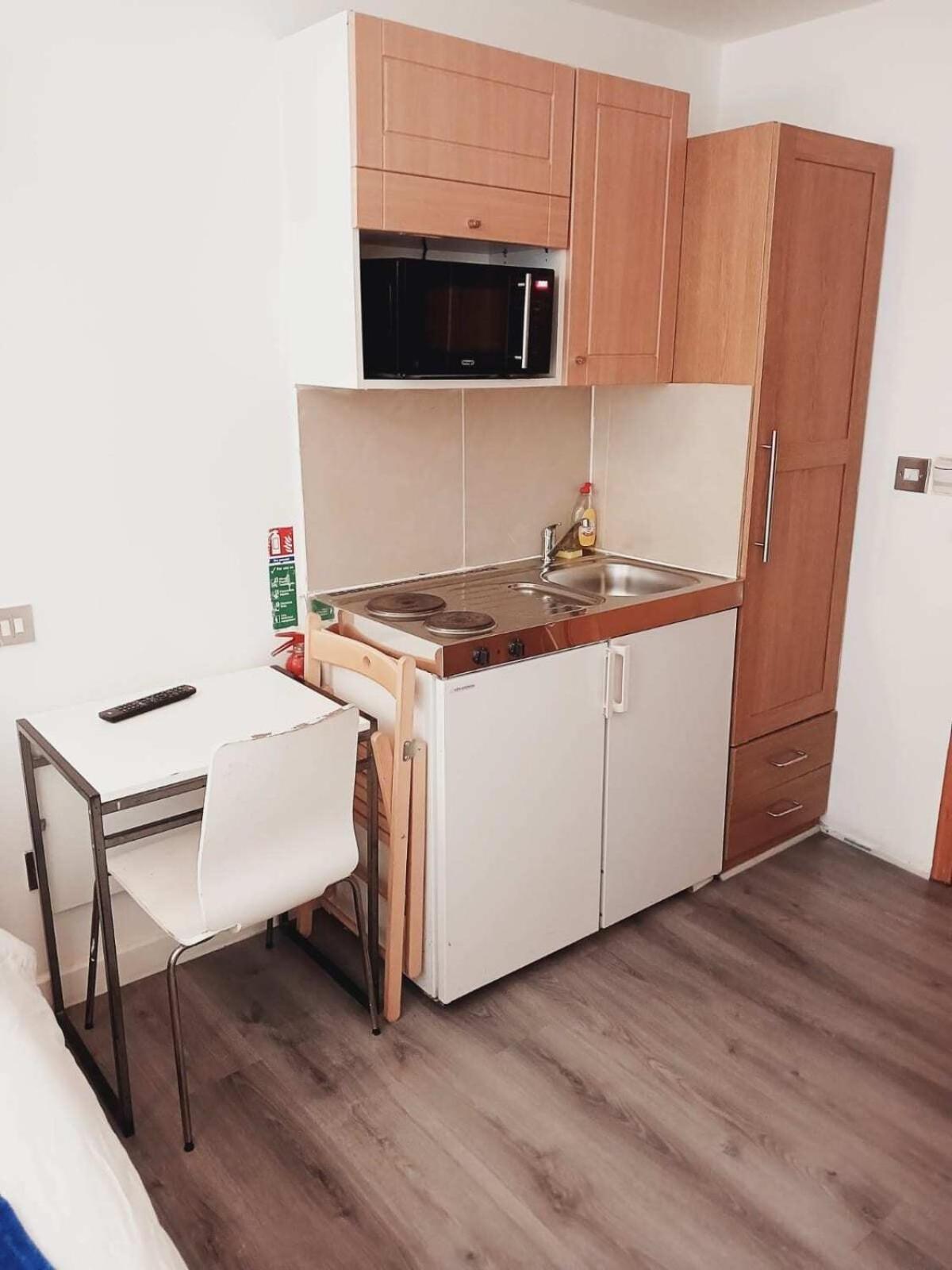 F304-lovely 3rd Flr Fits 2 Near Hyde Park