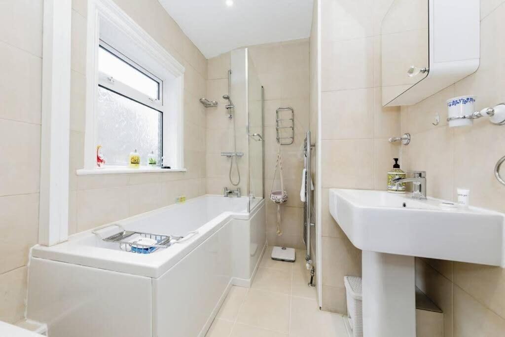 Your Chic 3br Comfort And Style In