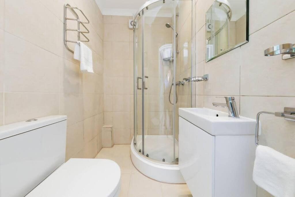 Your Chic 3br Comfort And Style In Holiday home *
