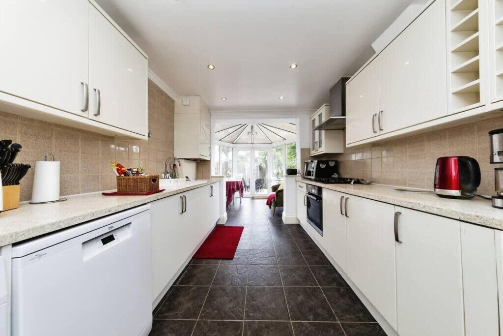 Your Chic 3br Comfort And Style In London