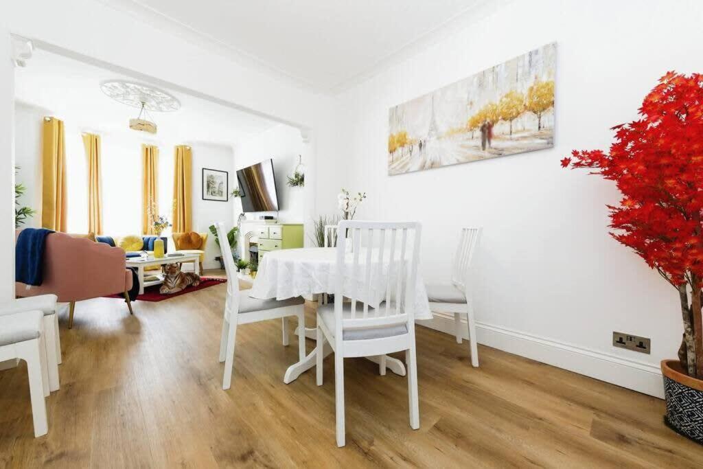 Your Chic 3br Comfort And Style In * London