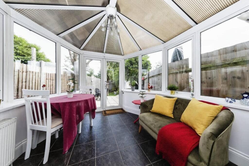 Your Chic 3br Comfort And Style In Holiday home