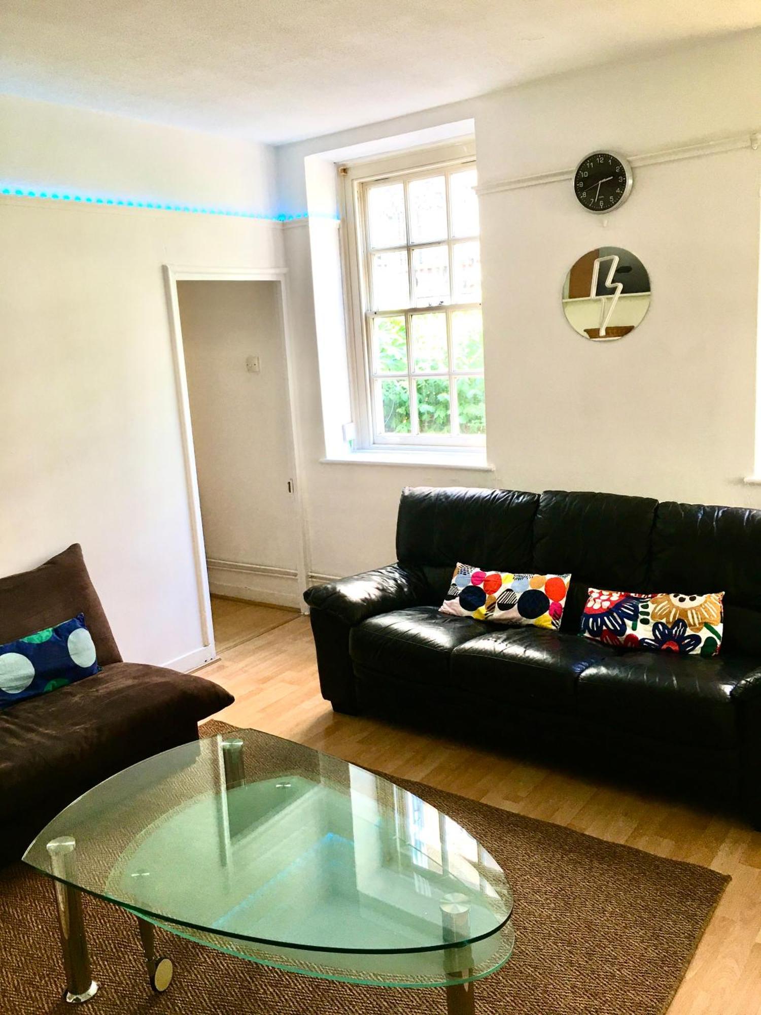 Comfy Private Bedrooms In Heart Of Guest house *