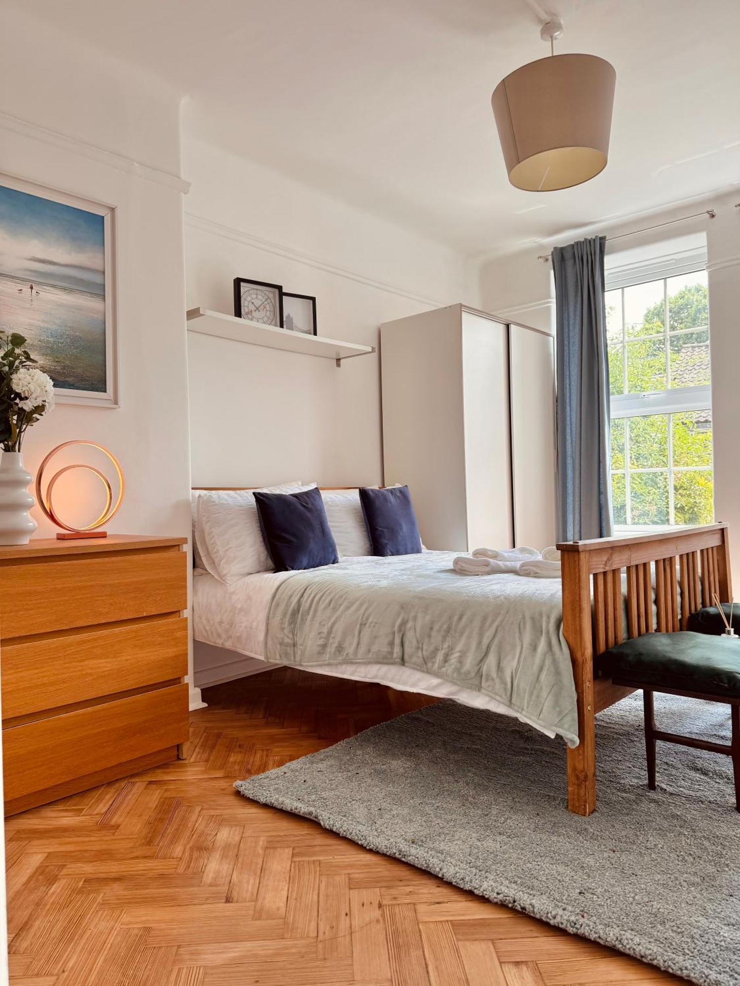 Victorian Amazing Three Bedroom * London
