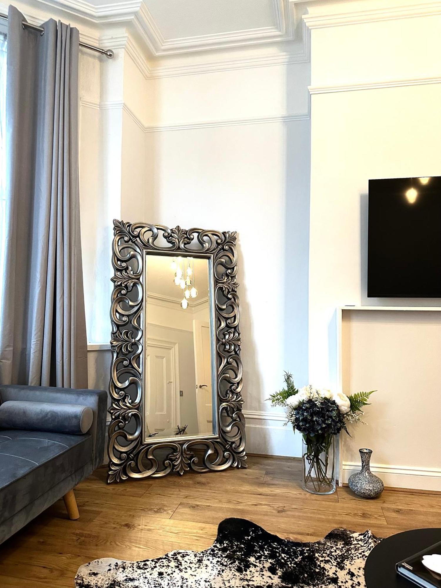 Elegant In Apartment *