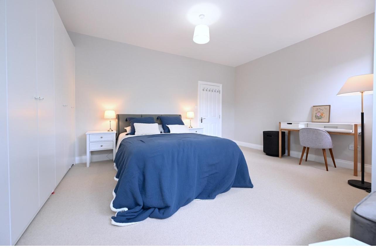 Stylish & Spacious 4 Beds House Holiday home London