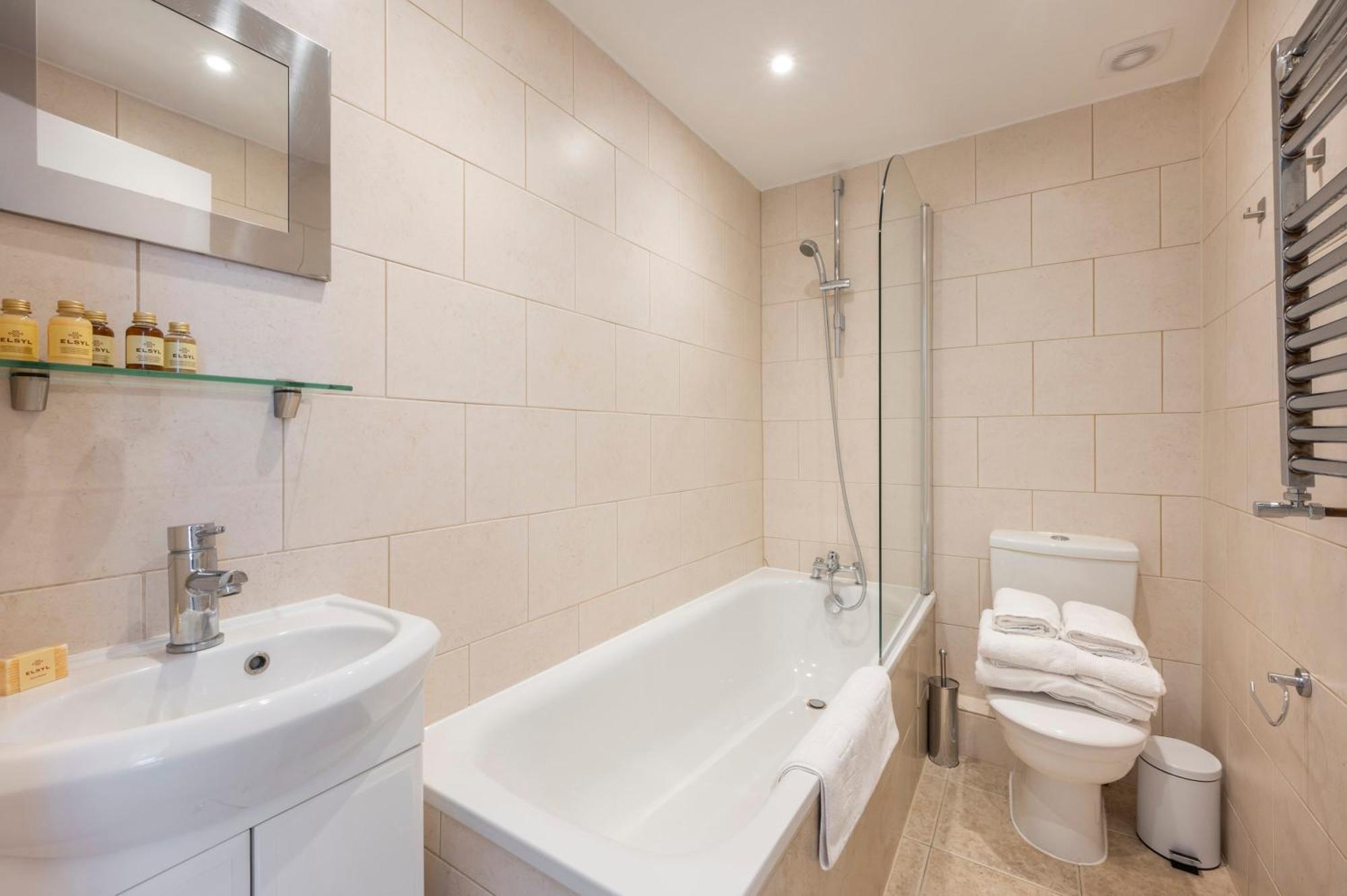 Dionysus' Den - Fitzrovia By Frankie Says Apartment