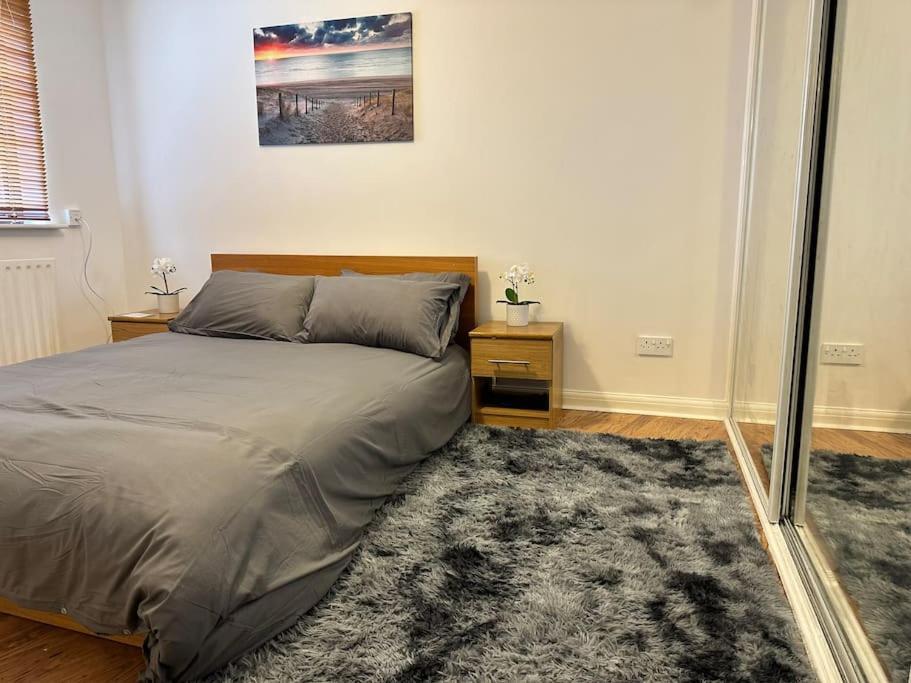 Stylish Waterfront Apartment London