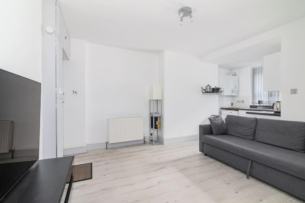 One Bed Flat In Chiswick Apartment