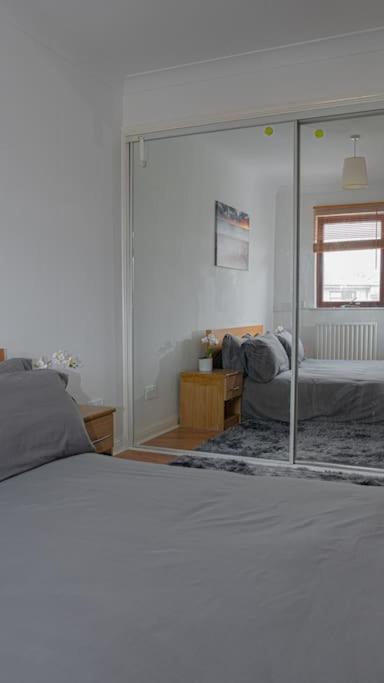 Stylish Waterfront Apartment London