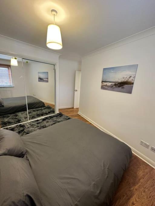 Stylish Waterfront Apartment London