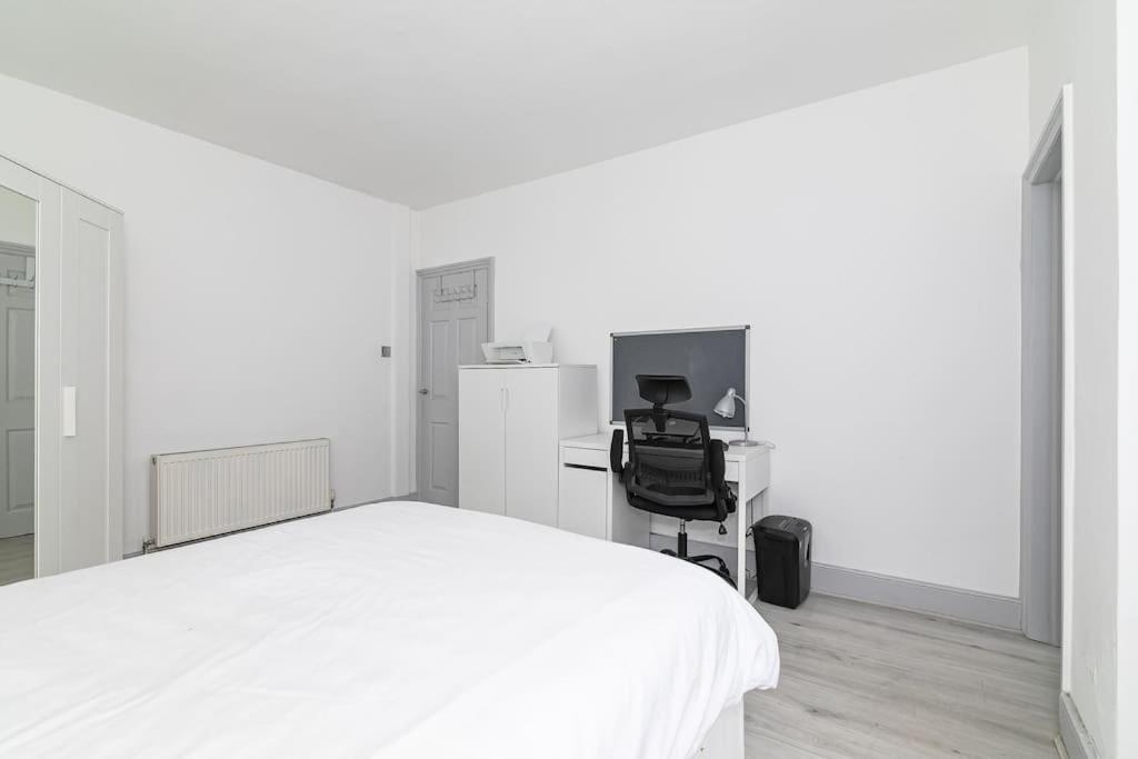 One Bed Flat In Chiswick Apartment